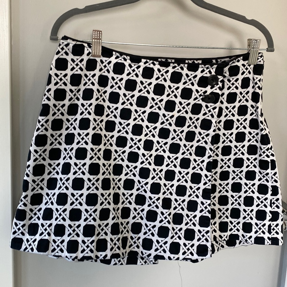 WHBM blk & white skort. Panel in front shorts from behind.